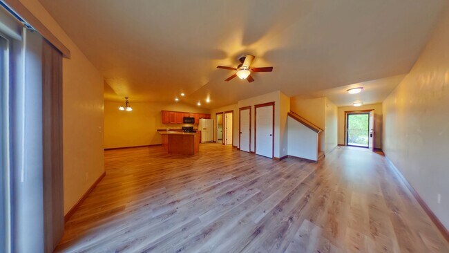 Building Photo - Beautiful 3 bedroom 2 1/4 bath townhouse in 4 Corners! Fenced backyard!
