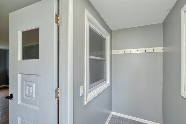 Foto del edificio - 24 Elaine Dr