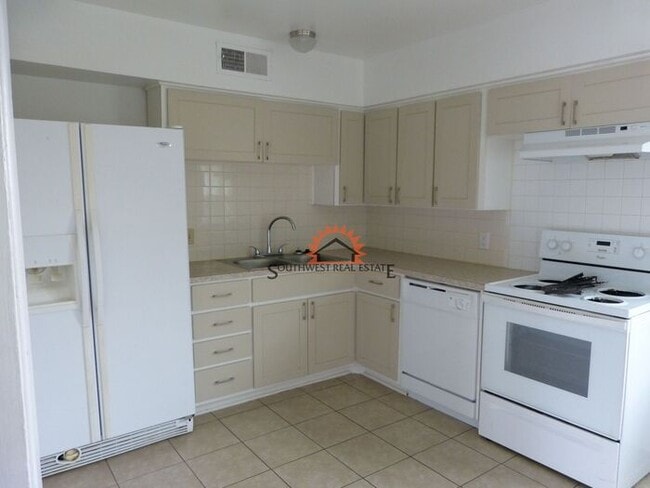 Building Photo - Cute 3 bedrooms 2 bath home 1 car garage