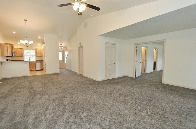 Building Photo - Spacious Craftsman Style Home