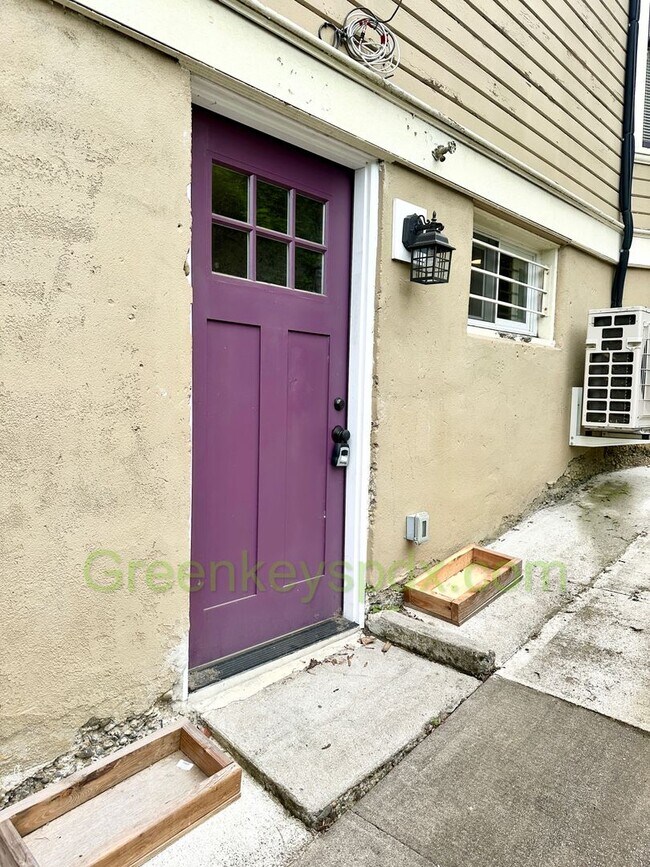Building Photo - Huge Gorgeous 5 Bedroom 4 Bath Unit in SW ...