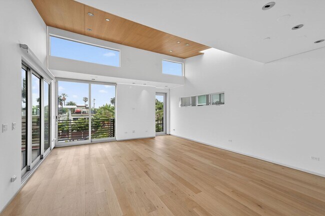 Building Photo - Discover this striking 3 bedroom apartment for rent in Venice, offering 4 bathrooms, contemporary...