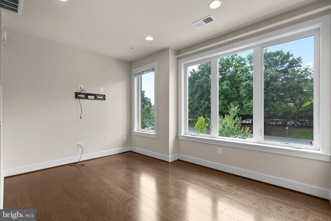 Building Photo - 10413 Fernwood Rd