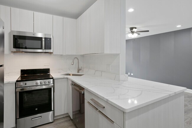 Foto del edificio - 6816 N Ridge Blvd