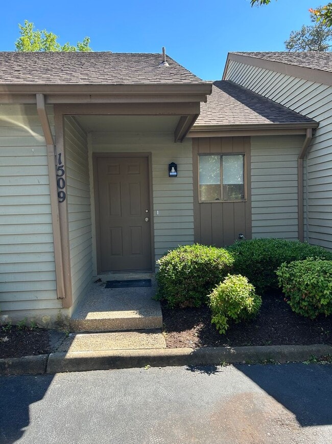 Building Photo - 1509 Colonnade Dr