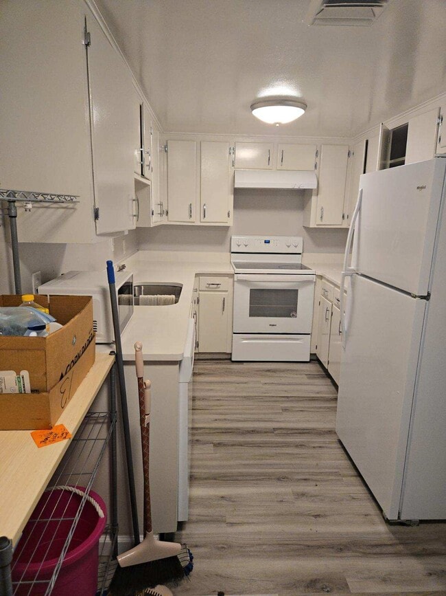 Cocina - 2915 Bayview Blvd