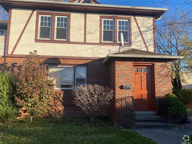 222 Staples St Apt 2nd #FL south, South Farmingdale, NY 11735