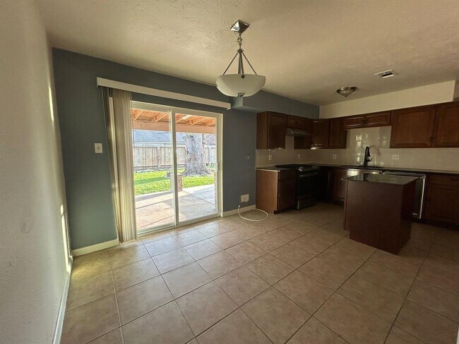 Building Photo - 16607 La Gloria Dr