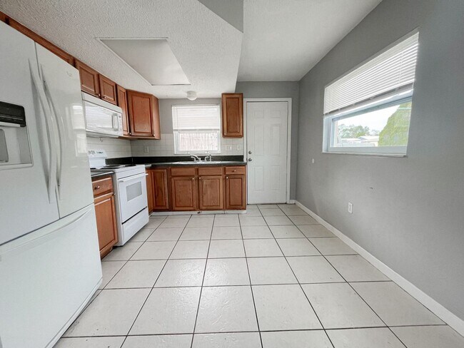Building Photo - 2/1 Duplex COMING SOON!