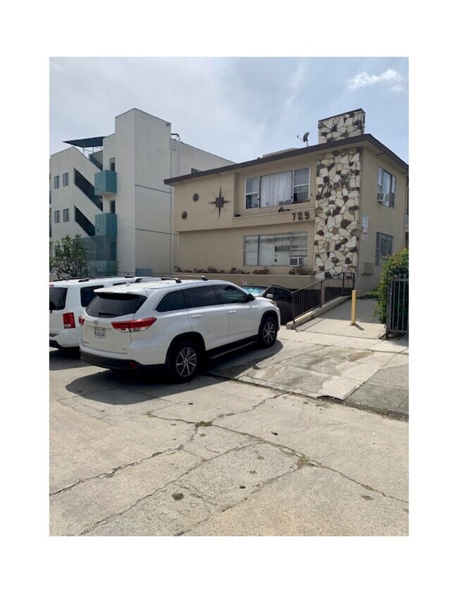 Building Photo - 729 Gramercy Dr