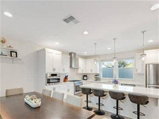 Foto del edificio - Beautiful, light filled home with EV charger, cozy backyard, very convenient SWSR location
