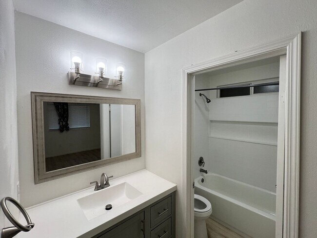 Foto del edificio - Large 4bd /2.75 Ba with a fenced front yard