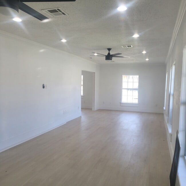 Building Photo - 8830 Stroelitz St