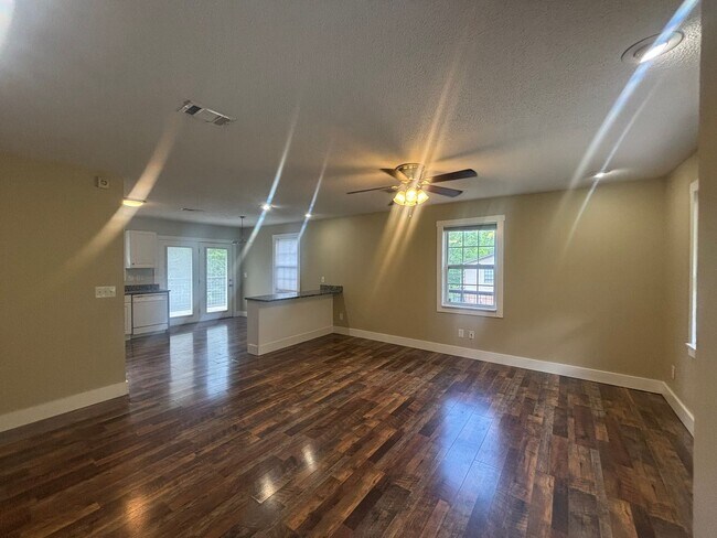 Foto del edificio - Fully Updated 2BR with Garage, Fenced Yard & Prime Johnson City Location