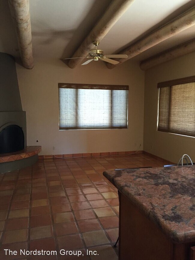 Foto del edificio - 4 br, 2.5 bath House - 1241 E Paseo Del Zorro