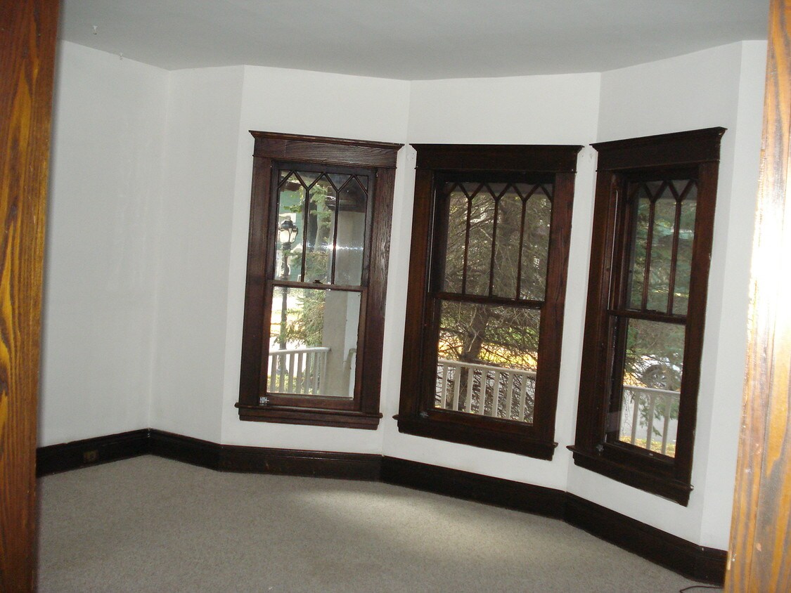 Primary Photo - 118 Russell St