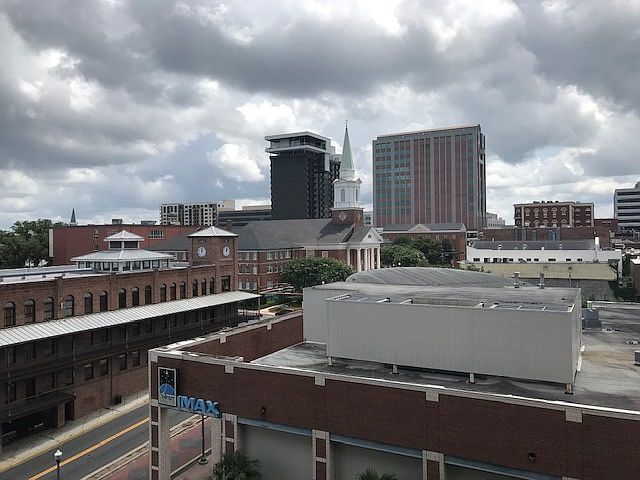 Foto del edificio - 215 W College Ave