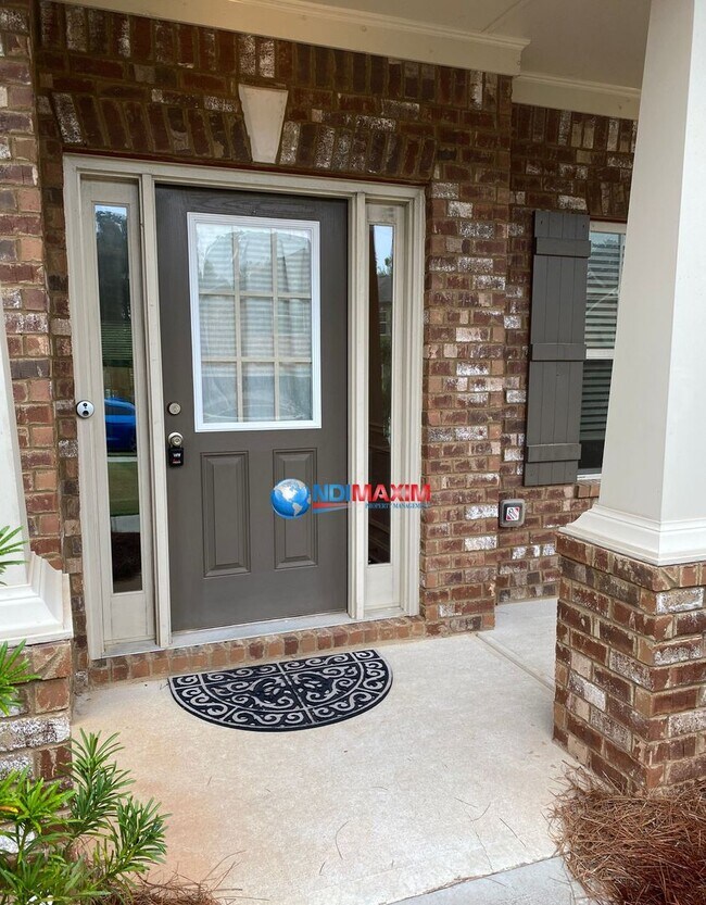 Building Photo - Beautiful 5 bedrooms home in quaint area in Auburn