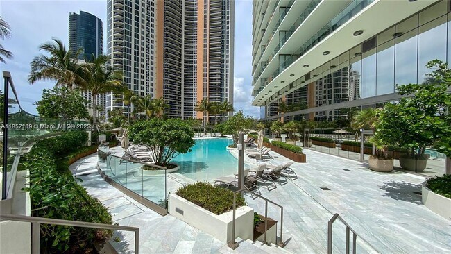 Foto del edificio - 18975 Collins Ave