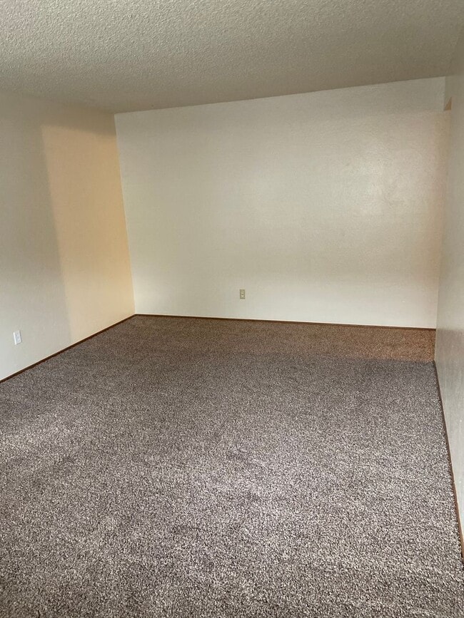 Building Photo - Duplex - 2 Bdrm 1 Bath Off Howe Avenue & F...