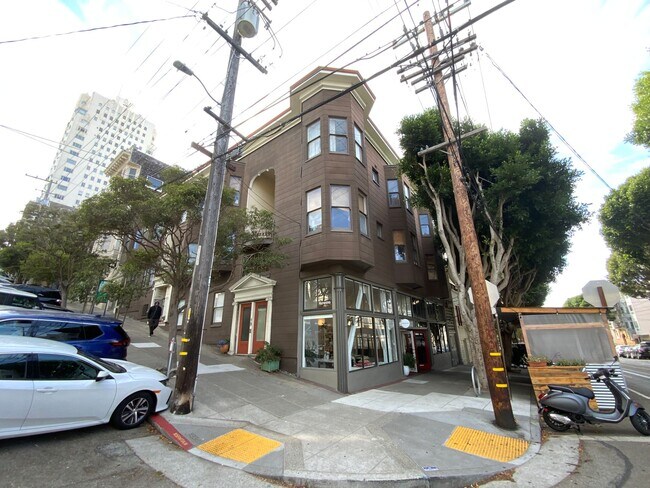 Foto del edificio - REMODELED, Corner 2BR. IN-UNIT LAUNDRY! Di...
