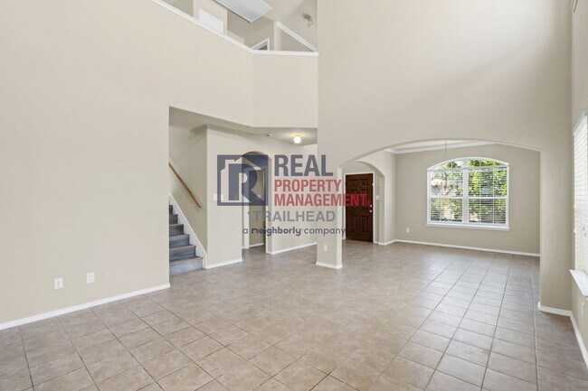 Building Photo - Modern 4-Bed Home in Prime Location