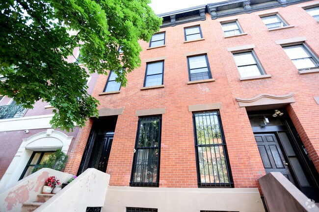 Building Photo - 347 Union St