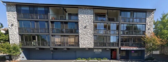 Foto del edificio - Spacious View Condo on Green Lake