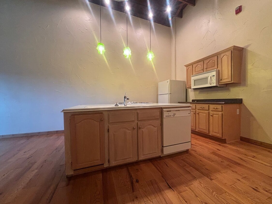 Primary Photo - Beautiful Studio Loft!