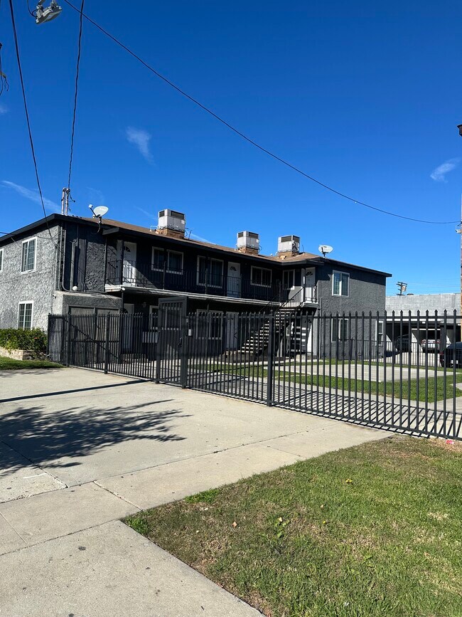 Foto del edificio - 11801 Hart St