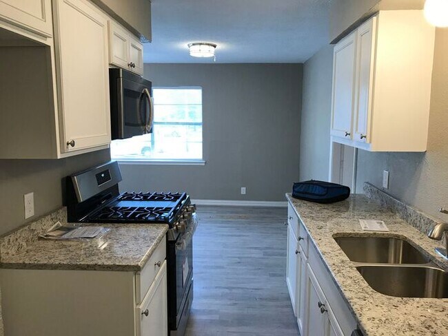 Foto del edificio - 1211 Briarwood Dr