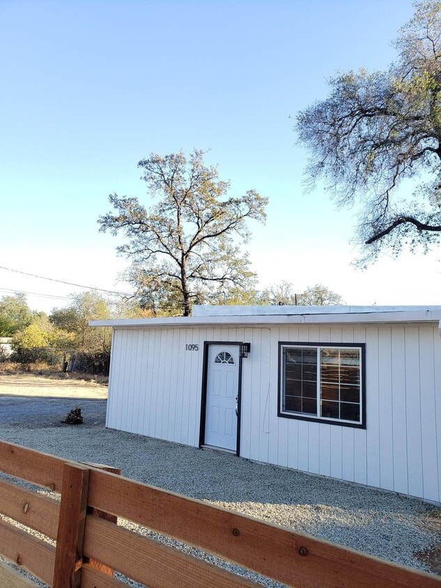 Primary Photo - CUTE CHARMING 2 BED 1 BATH HOUSE