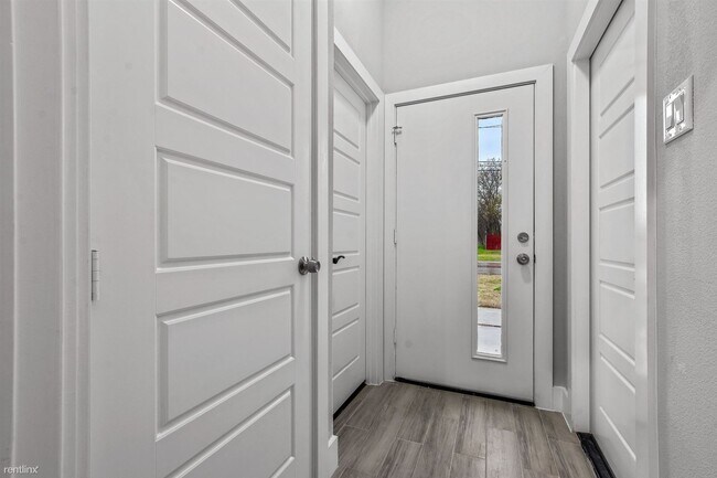 Building Photo - 4 br, 4 bath Duplex - 204 North Getzendane...