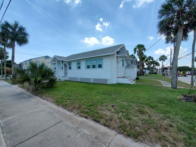 Foto del edificio - 2/2 only a block from the beach!