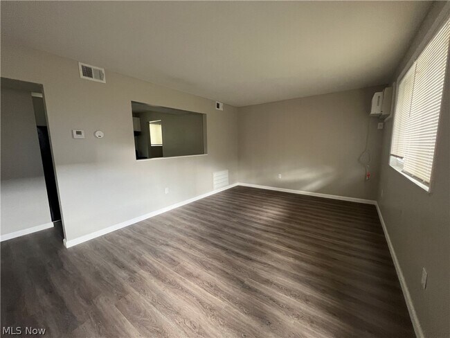 Building Photo - 513 Zahn Dr