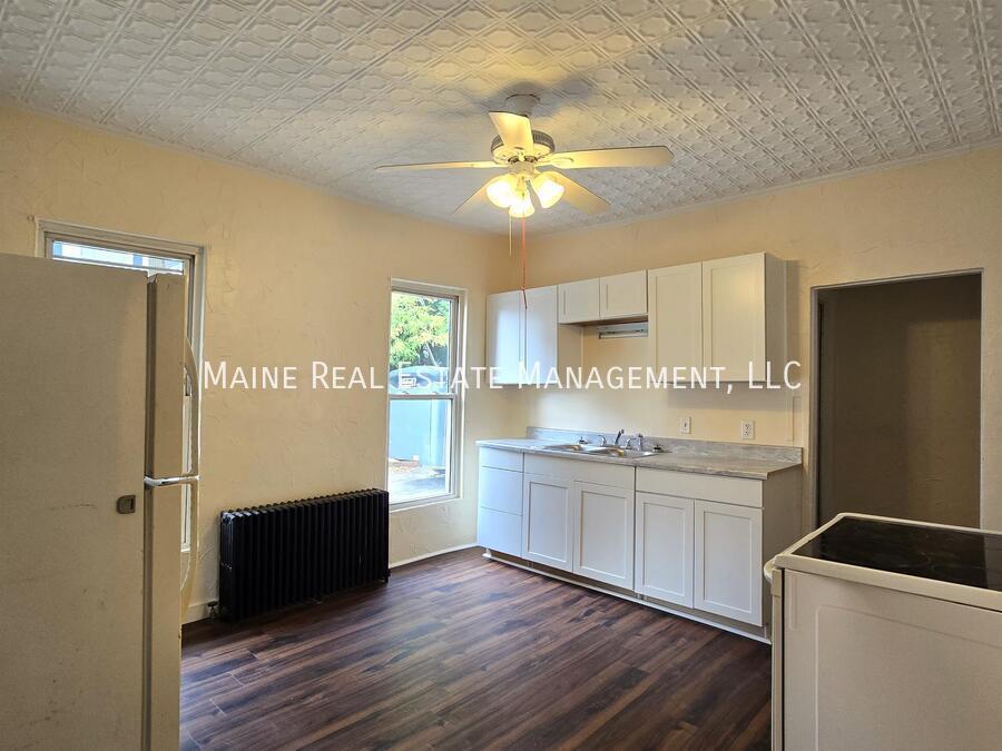 16 Chestnut St Unit 2, Auburn, ME 04210 Room for Rent in Auburn, ME