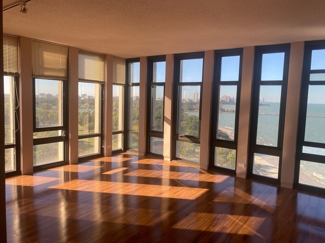 Foto principal - 6700 S South Shore Dr