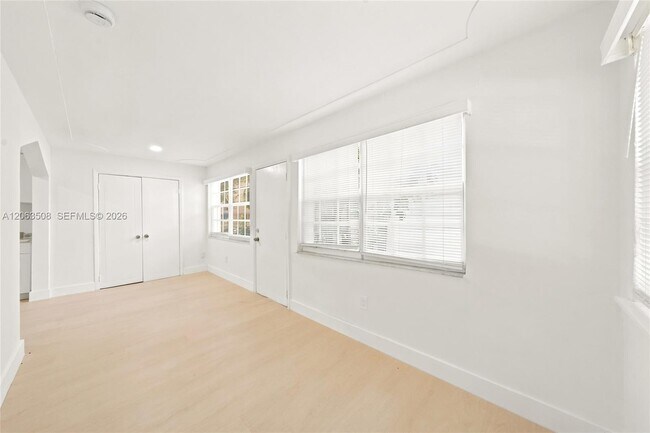 Foto del edificio - 119 NE 56th St