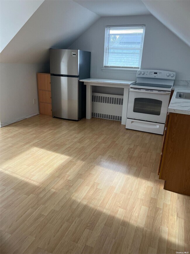 156 N Hamilton Ave, Lindenhurst, NY 11757 House Rental in Lindenhurst