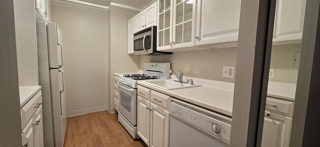 Foto del edificio - Short walk to Longwood! Steps to T! Large 1 bedroom w/enclosed porch! Garage parking incl.