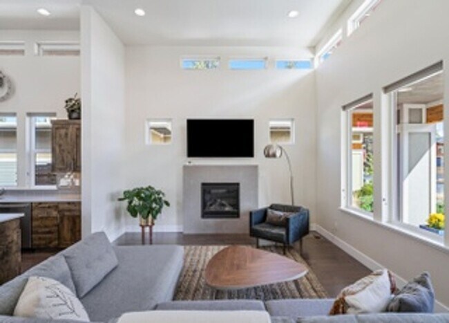 Building Photo - Beautiful Mid-Century Modern Home with lot...