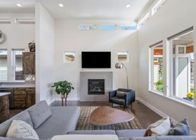 Foto del edificio - Beautiful Mid-Century Modern Home with lot...