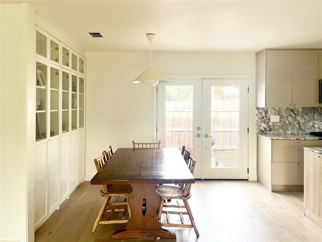 Foto del edificio - 4800 Duval St