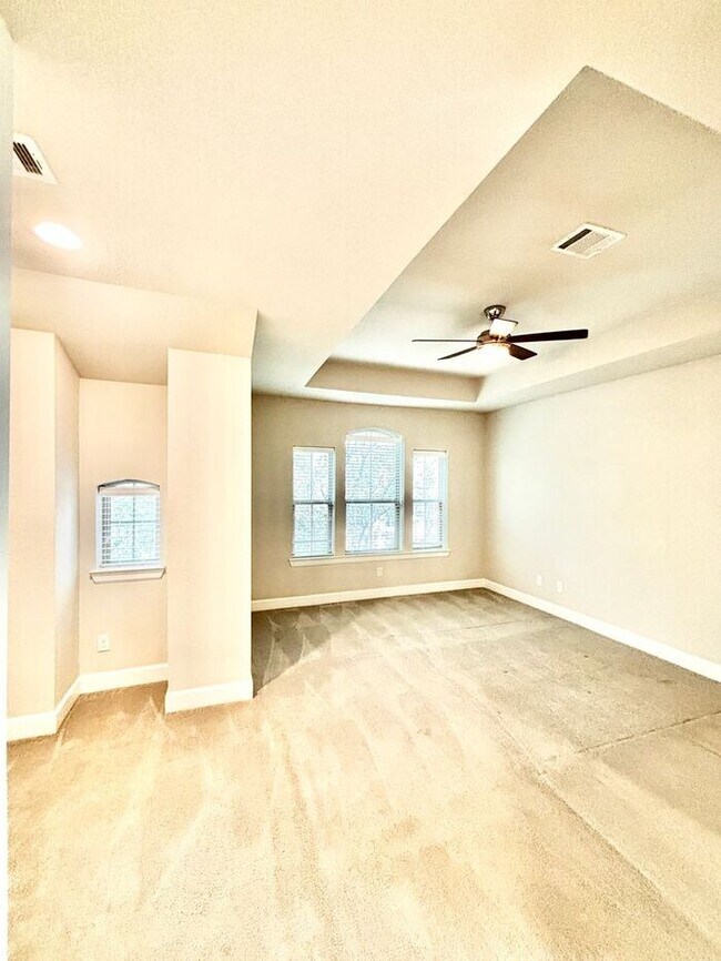 Building Photo - Spacious 3-Bedroom Home with Modern Amenit...
