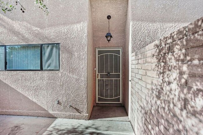 Building Photo - Townhouse- 2 Bdrm/ 1.5 Bath