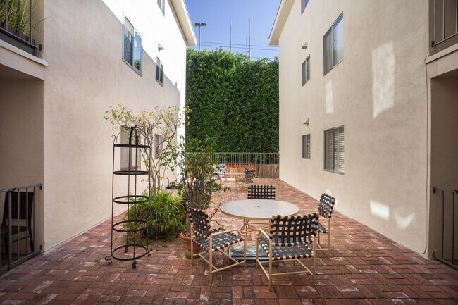 Foto del edificio - Updated West Hollywood Condo