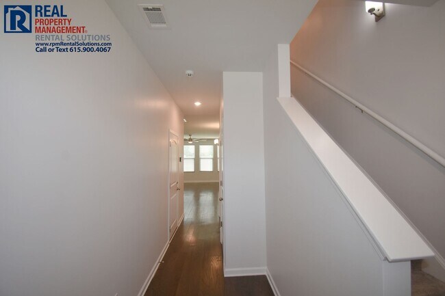 Foto del edificio - Gorgeous 3BR/2.5BA townhome w/ garage, w/dryer hookups, triple Rockvale schools!