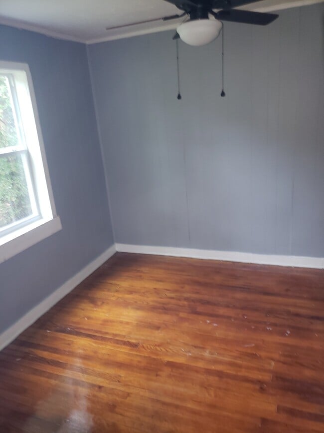 Building Photo - 2204 Sweet Briar Dr