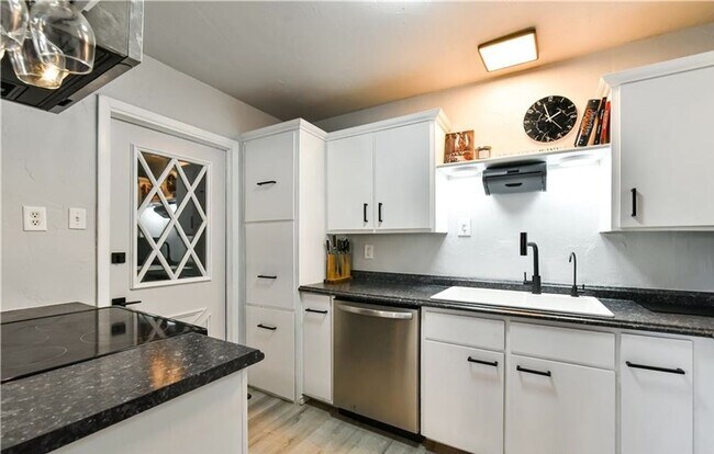 Foto del edificio - Remodeled 3-bedroom house!  Housing accepted!