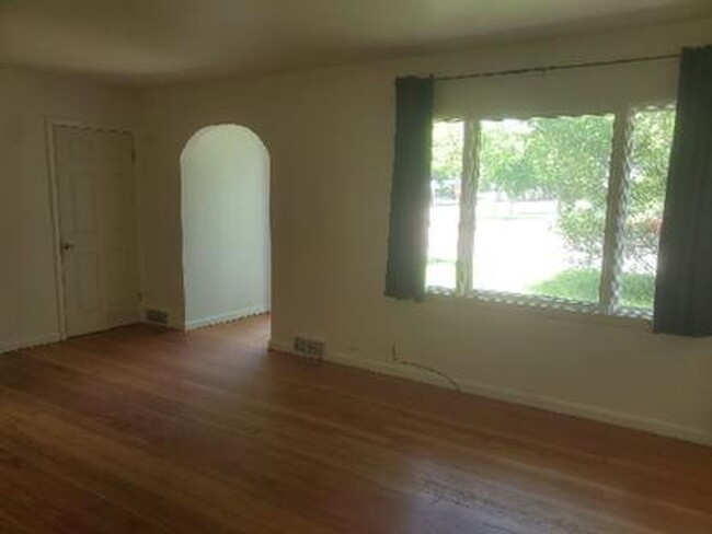 Building Photo - STUDENTS WELCOME! 4 Bed 2 Bath House 1 Blo...